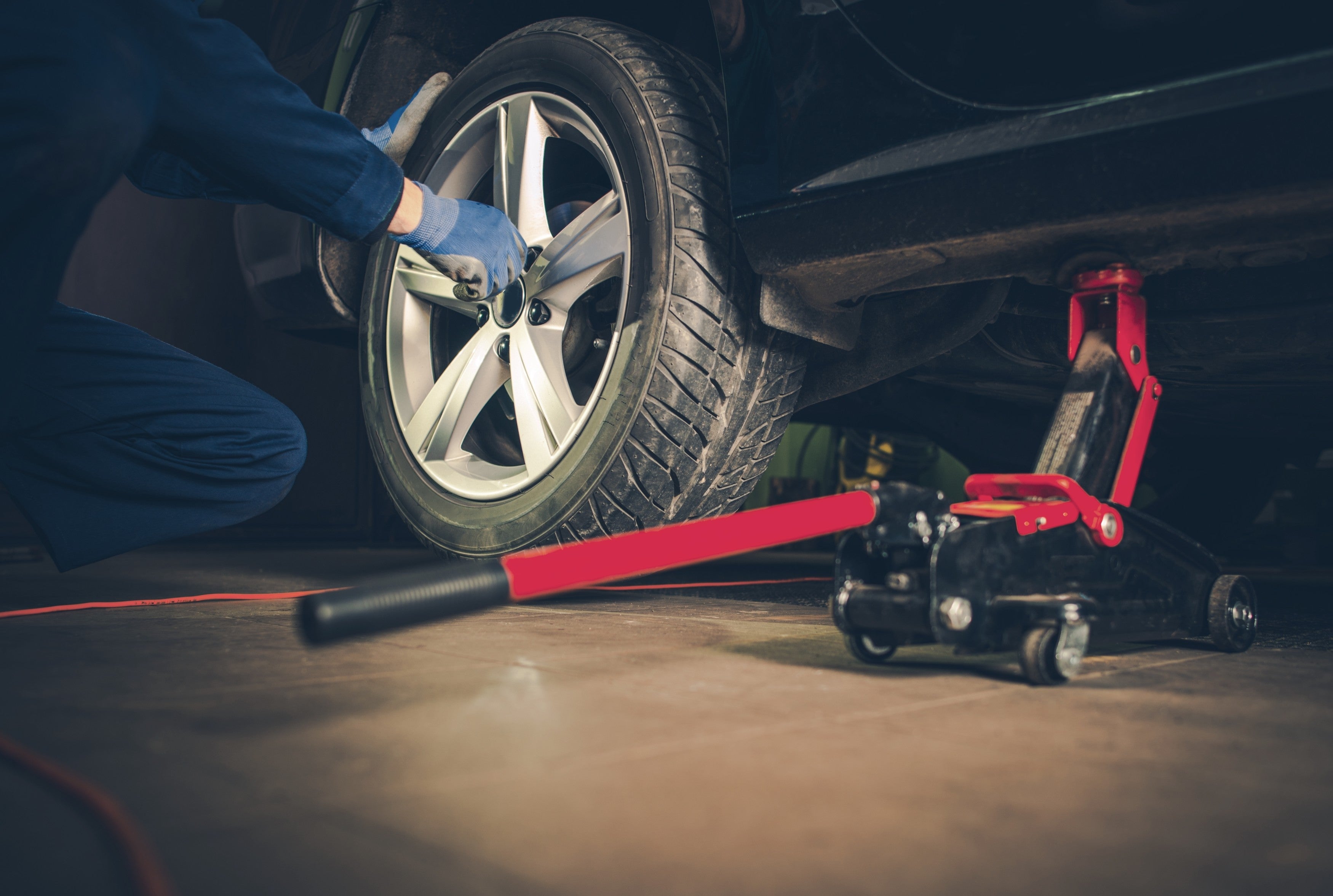 Vehicle tire service with floor jack
